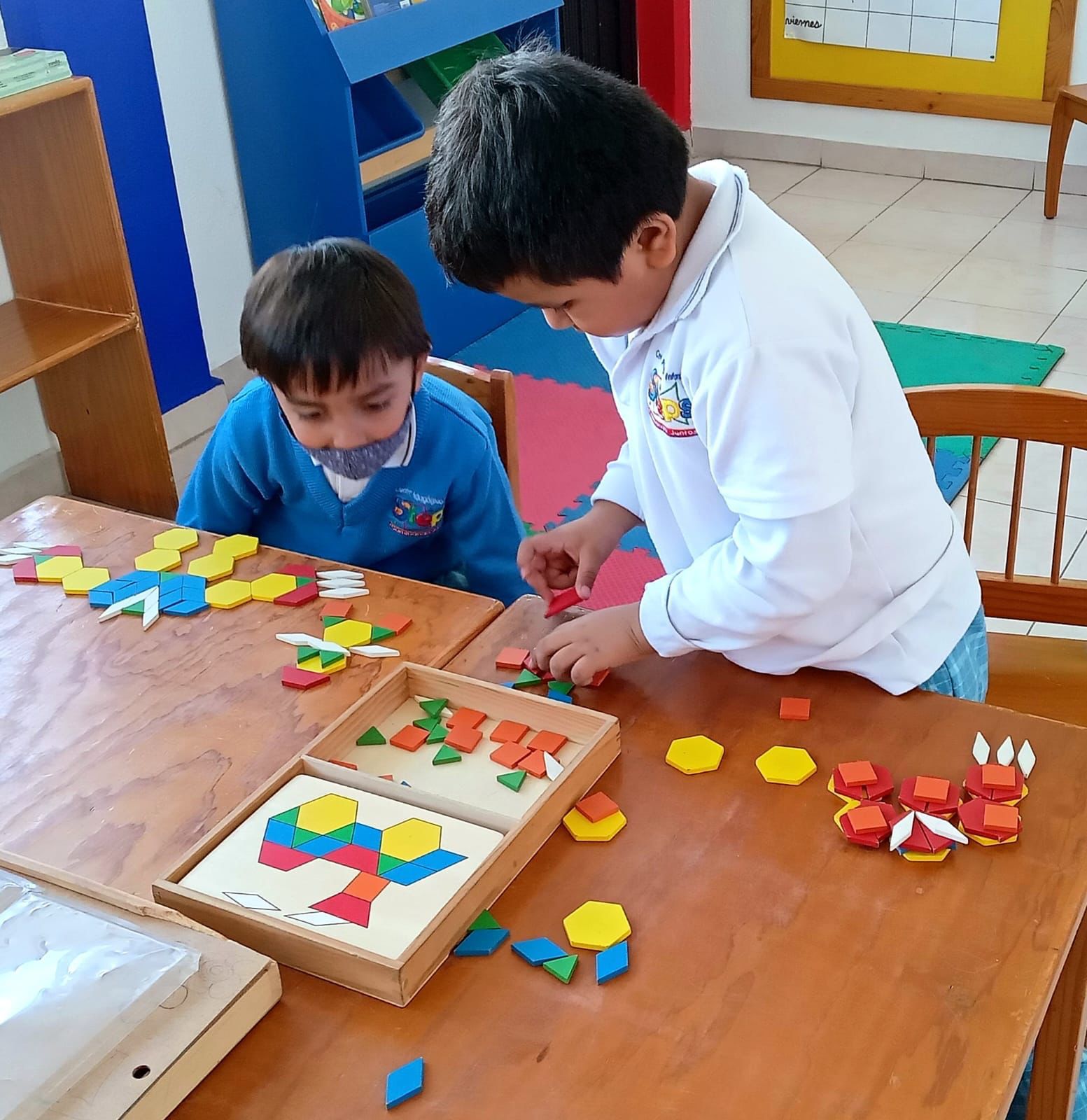 Figuras geométricas y lógica en aula