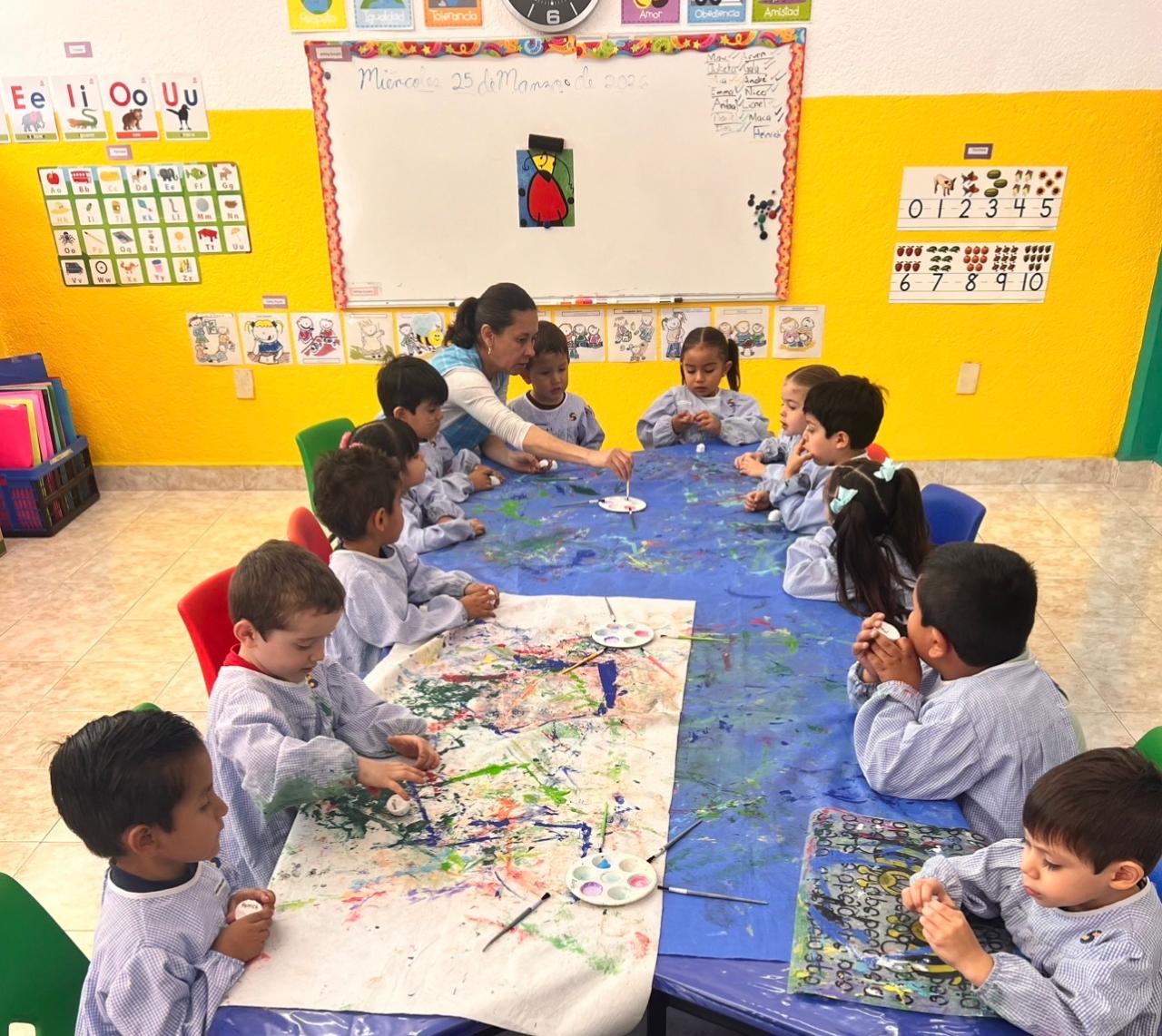 Clase de arte y pintura en aula