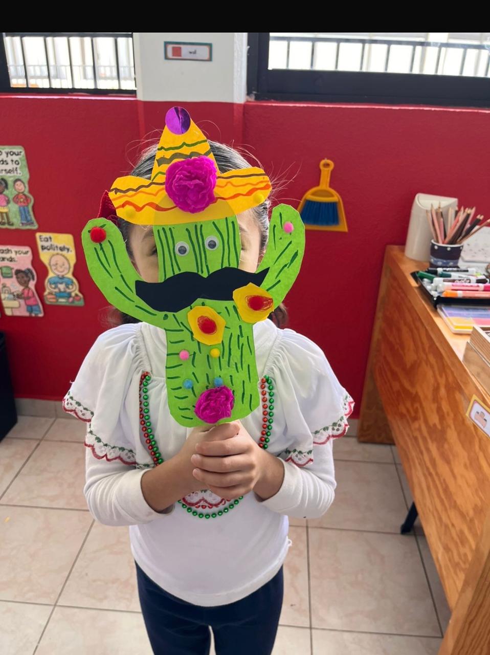 Manualidad mexicana — cactus con sombrero